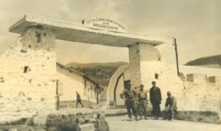 BOUZEGUENE_Entrée du bordj_ph-Miages_vers1959.jpg